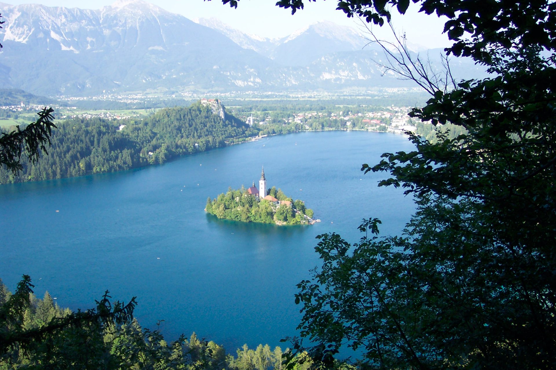 Озеро в центре острова. Махово озеро в Чехии. Озеро Блед Словения. Блейское озеро Словения. Замок Блед Словения.