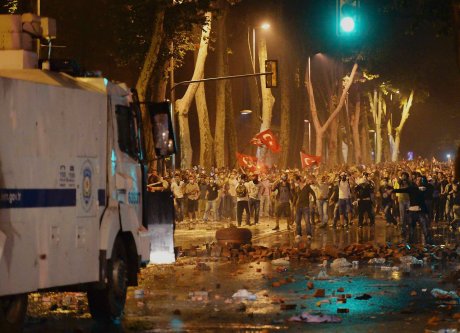 z14021330AA,Nocne-zamieszki-na-ulicach-Stambulu
