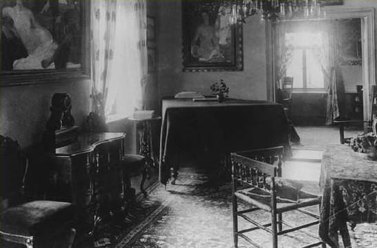 Wnetrze-domu-Carla-Hauptmanna-z-widocznym-obrazem-Otto-Muellera-ok.-1910_reference
