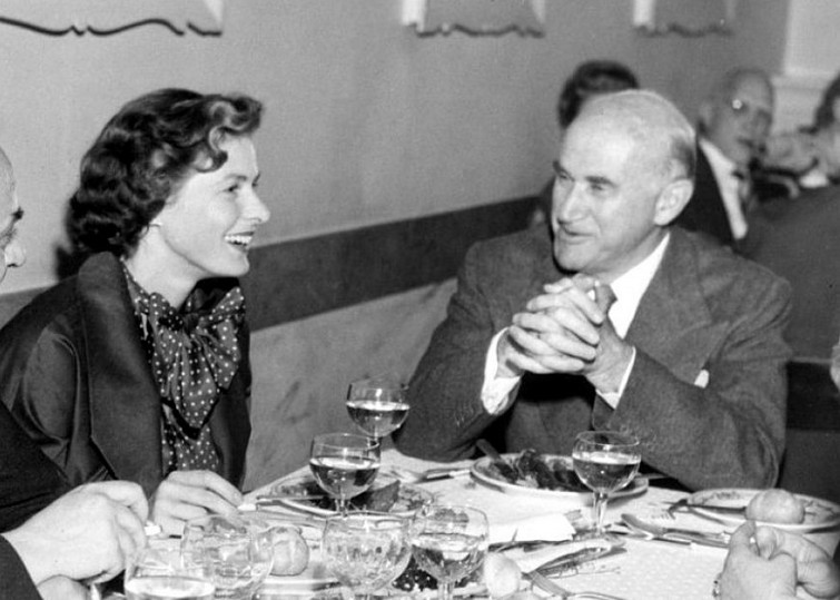 Ingrid-Bergman-and-producer-Samuel-Goldwyn-have-a-meal-in-Rome.-June-1953