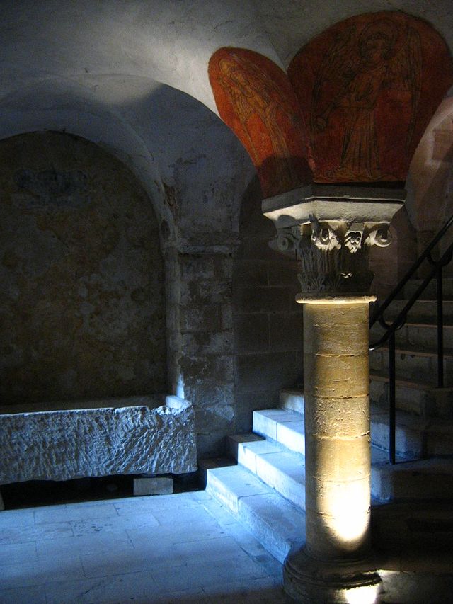 640px-Bayeux-crypte1