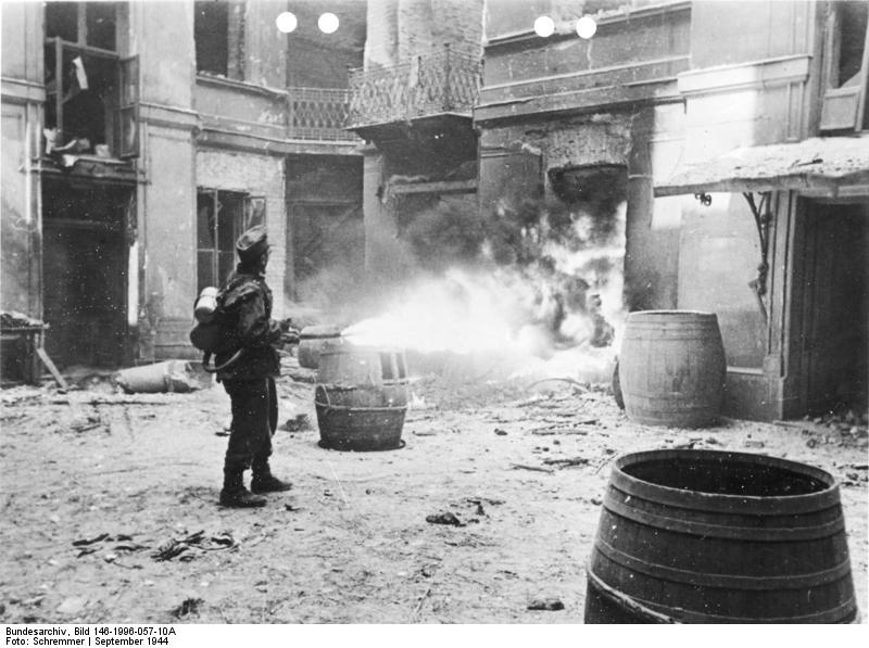 Aufstand in Warschau Jedes Wiederstandnest der Aufständischen muss einzeln ausgeräuchert werden. Die Strahlen eines deutschen Flammenwerfers vernichten hier jeden Widerstand, der aus einem schwer zugänglichen Kellerzugang immer wieder aufflackerte. Foto: SS-PK-Schremmer; herausgegeben am 11.9.1944