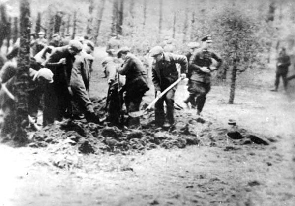 Piaśnica_digging_of_the_graves