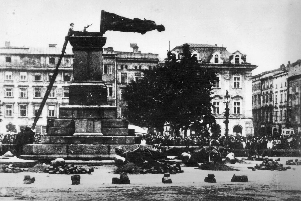 fall_of_mickiewicz_monument_1940